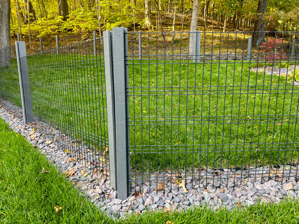 Ispirazione per un giardino minimalista con recinzione in metallo