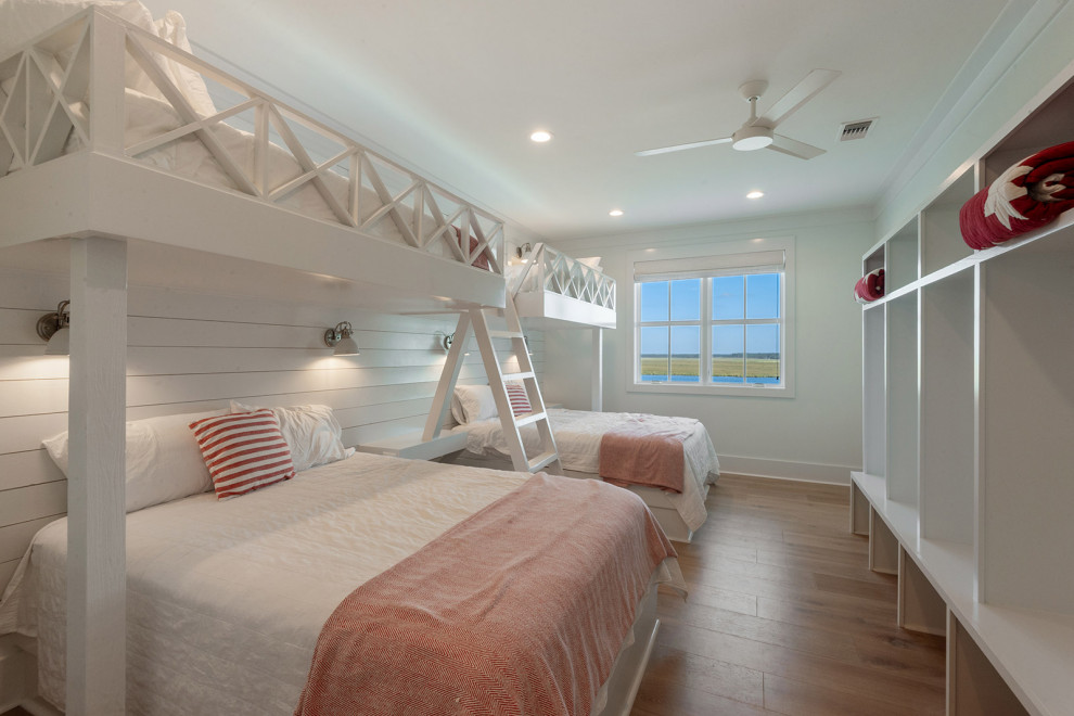 Ejemplo de habitación de invitados marinera con paredes blancas, suelo de madera clara y suelo beige