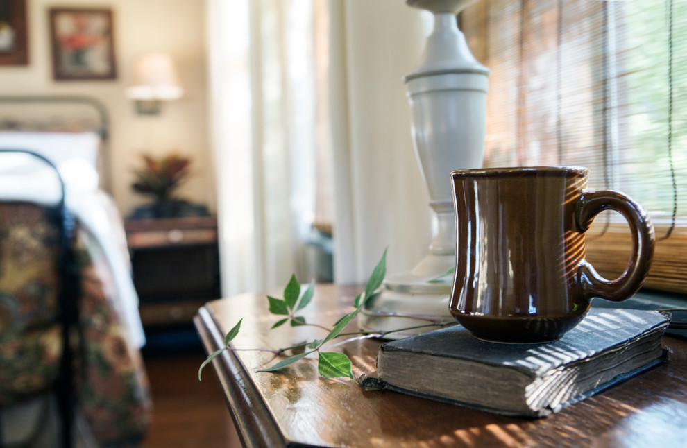 Example of a country home design design in St Louis