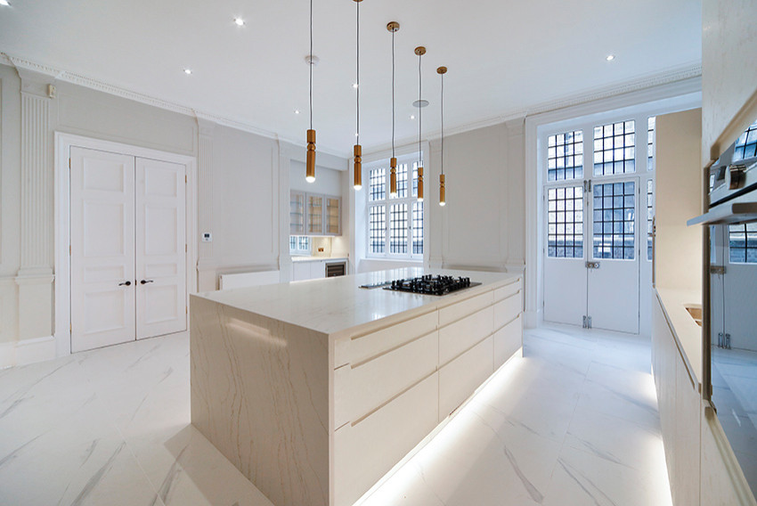 Moderne Küche mit weißen Schränken, Kücheninsel und weißer Arbeitsplatte in London