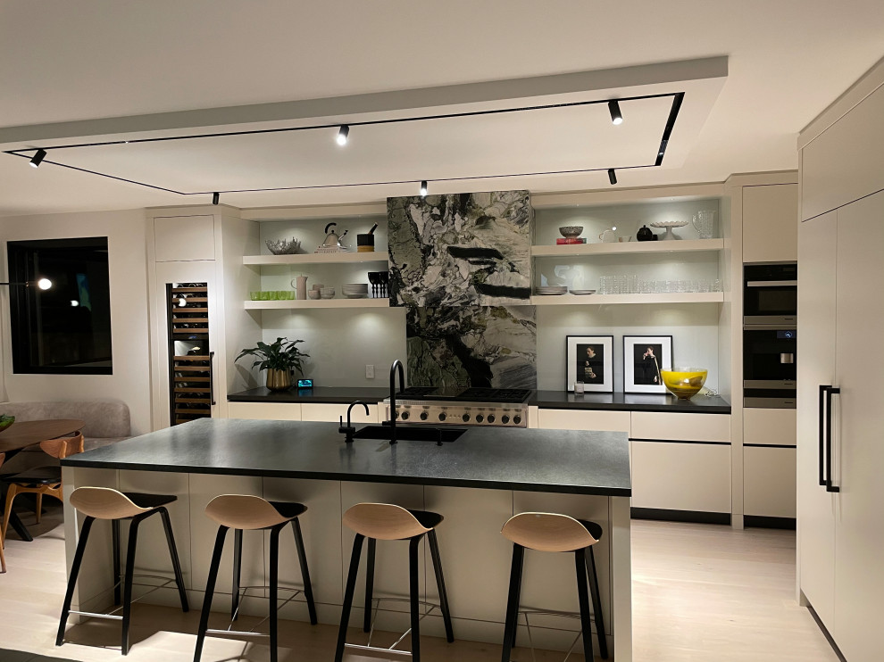 Transitional kitchen photo in Toronto