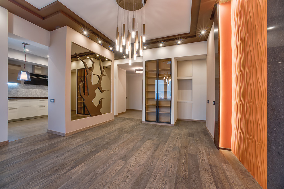 Гостиная по дизайн-проекту. Дерево с зеркальным фоном.