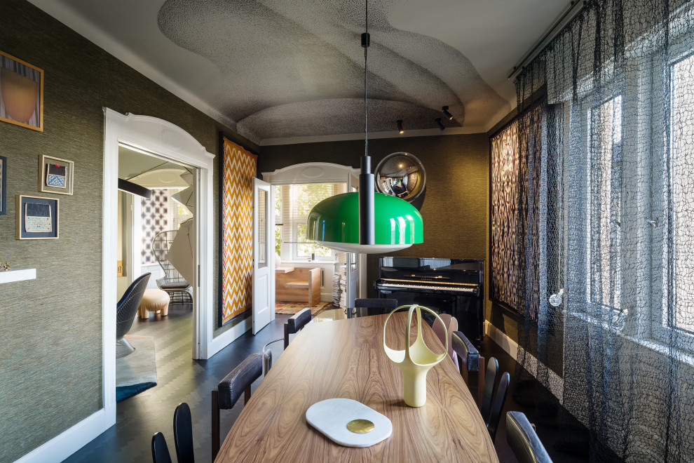 Idee per una sala da pranzo minimal con pareti verdi, pavimento in legno massello medio, pavimento marrone, soffitto in carta da parati e carta da parati