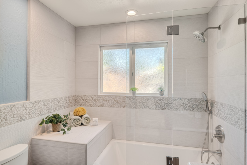 Пример оригинального дизайна: ванная комната среднего размера в морском стиле