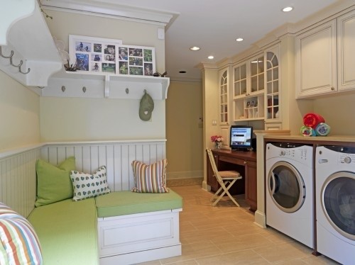 Inspiration for a traditional laundry room in Perth.