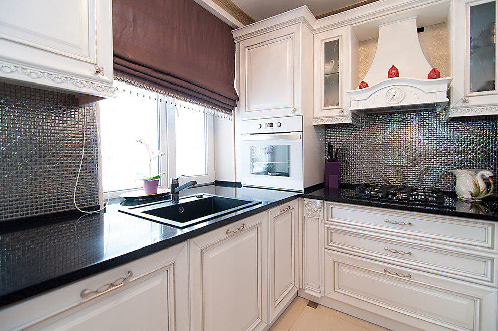 Классическая кухня в черно-белых тонах