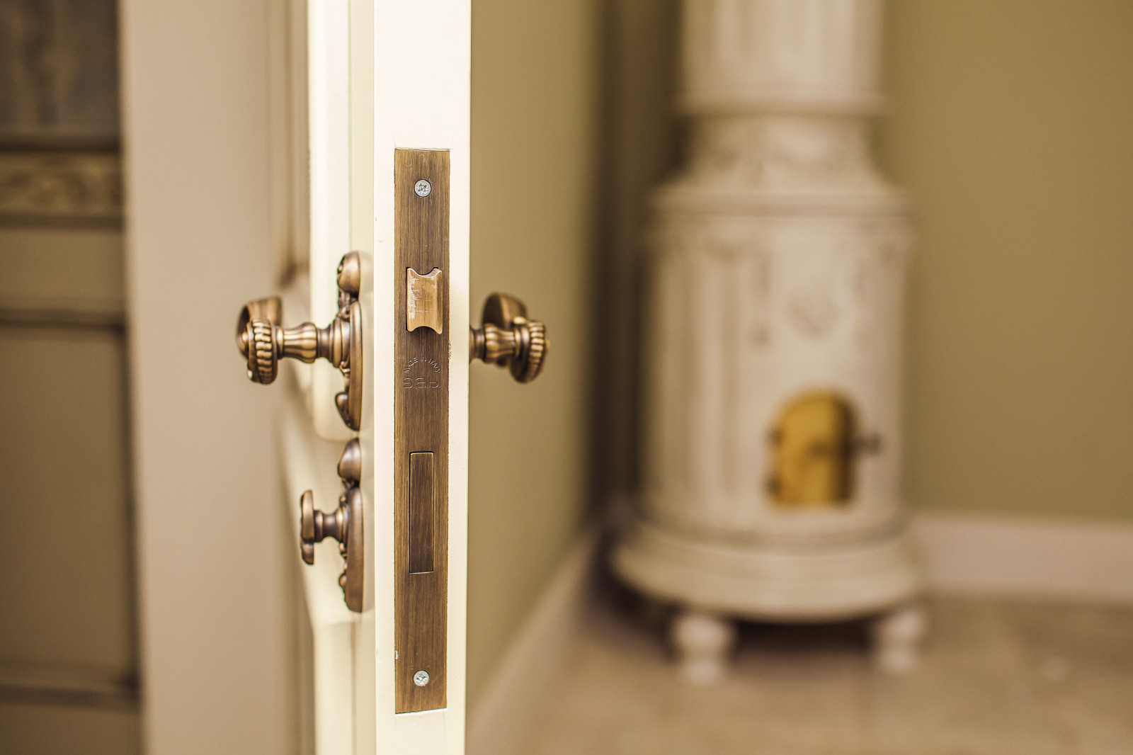 Двери и деревяные понели буазери для магазина