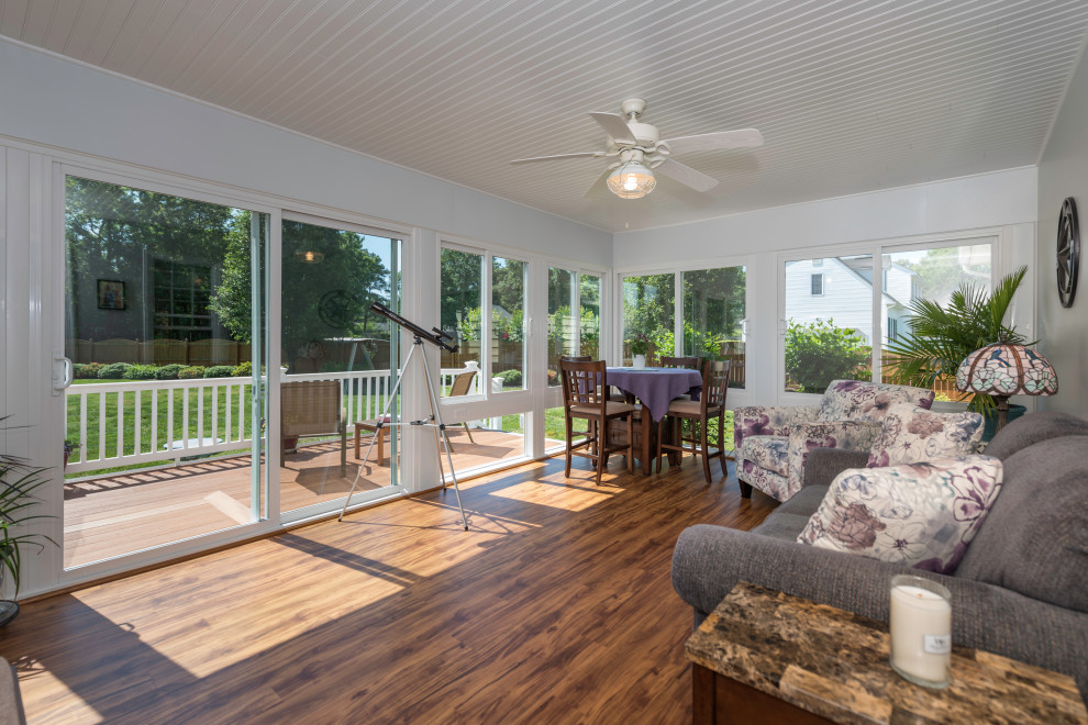 Idee per un'ampia veranda tradizionale con pavimento in legno massello medio, soffitto classico e pavimento multicolore