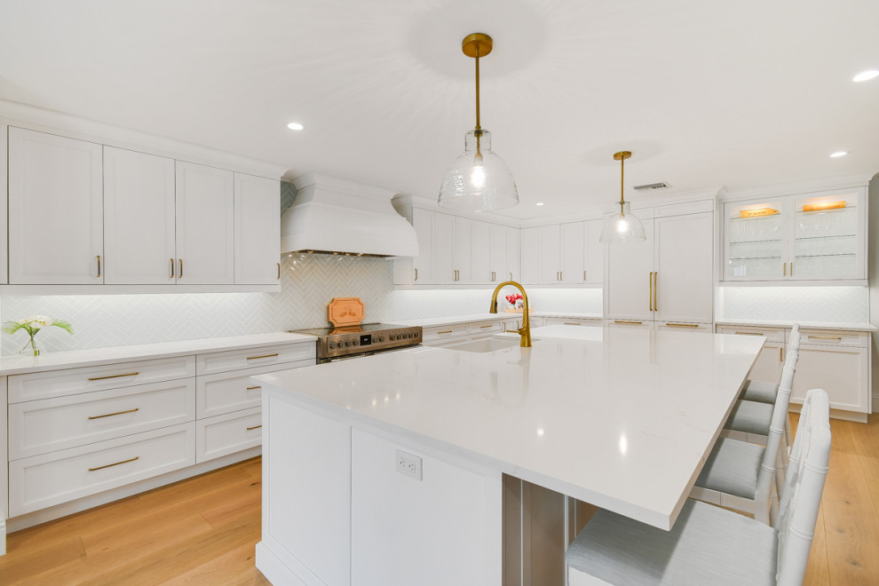 Transitional kitchen photo in Miami