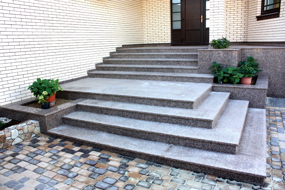 Парадная входная группа из гранита Цветок Украины