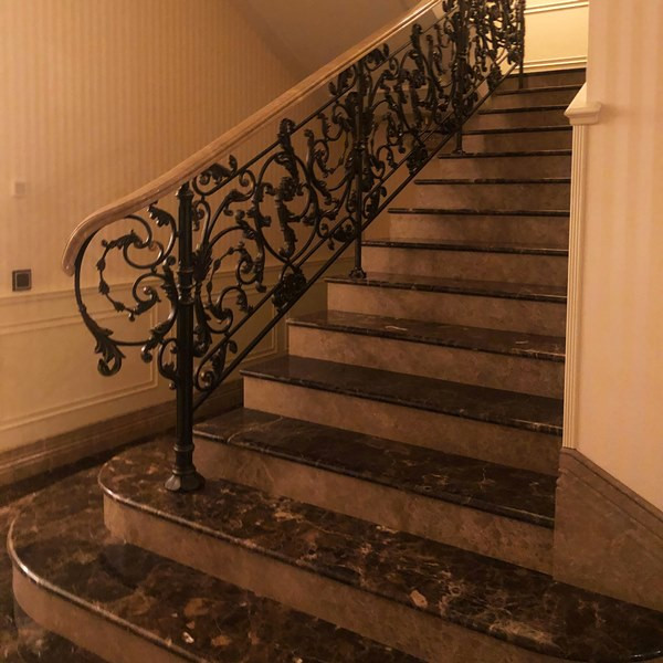 Кованные ограждения каменной лестницы