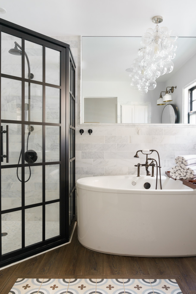 Exempel på ett stort klassiskt badrum för barn, med ett fristående badkar, en hörndusch, vit kakel, vita väggar, vinylgolv, brunt golv och dusch med gångjärnsdörr