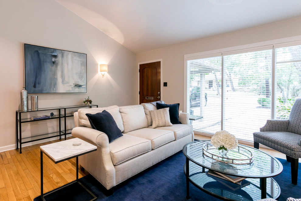 Transitional home design photo in Austin