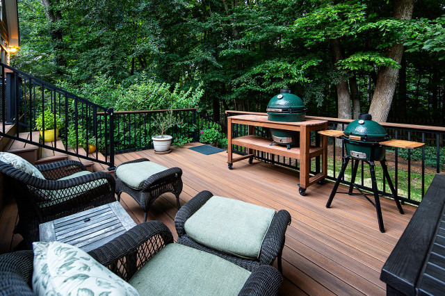Spacious Back Deck tropical-terrace