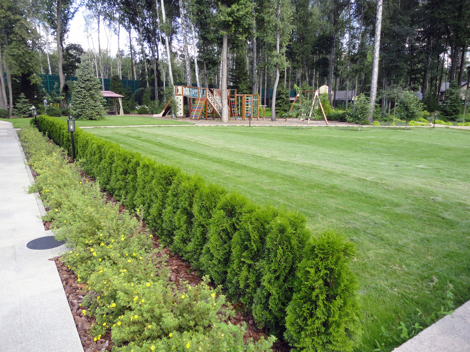 Сад резиденции для большой семьи