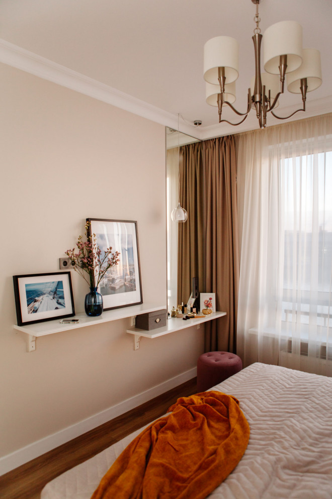 Источник вдохновения для домашнего уюта: большая хозяйская спальня в белых тонах с отделкой деревом в современном стиле с бежевыми стенами и обоями на стенах