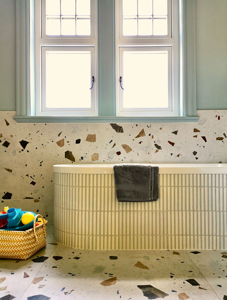 Источник вдохновения для домашнего уюта: детская ванная комната среднего размера в скандинавском стиле с серыми фасадами, накладной ванной, открытым душем, инсталляцией, разноцветной плиткой, керамогранитной плиткой, синими стенами, полом из керамогранита, монолитной раковиной, столешницей из искусственного камня, разноцветным полом, открытым душем, белой столешницей, акцентной стеной, тумбой под две раковины и подвесной тумбой
