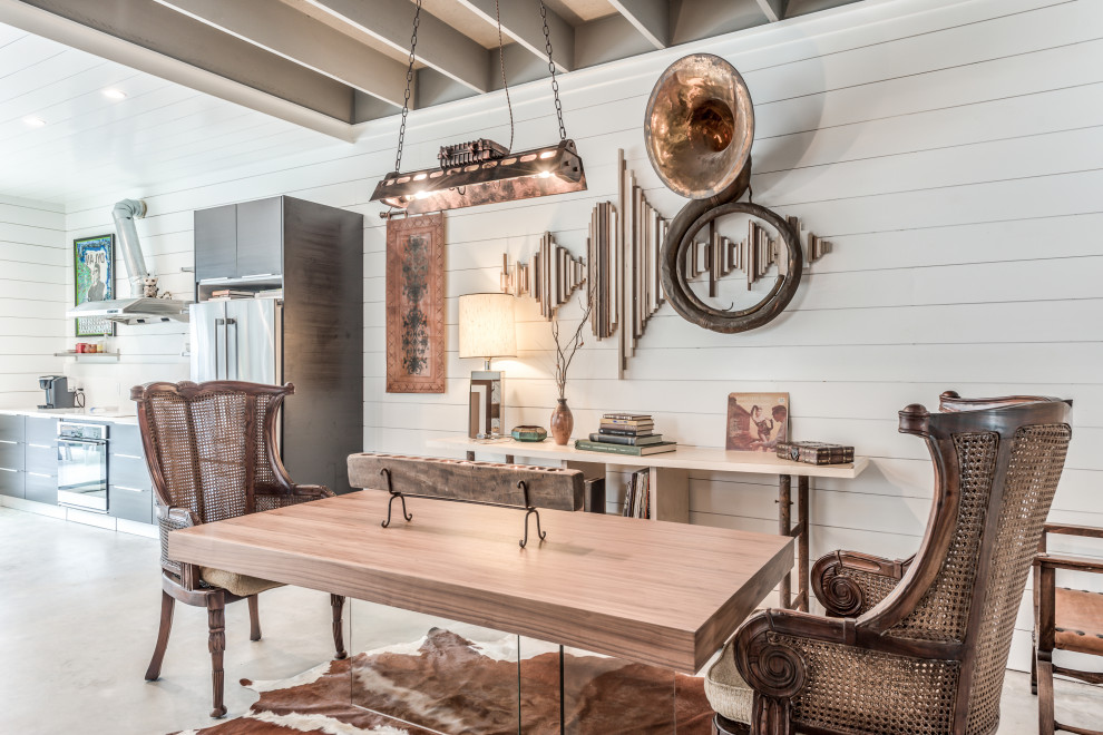 Exemple d'une petite salle à manger ouverte sur la cuisine éclectique avec sol en béton ciré, un sol gris et un plafond en lambris de bois.