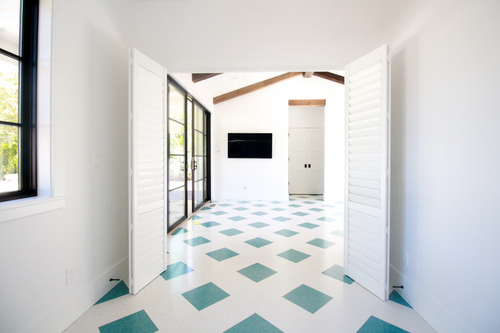 Idee per un piccolo soggiorno country aperto con pareti bianche e soffitto in legno