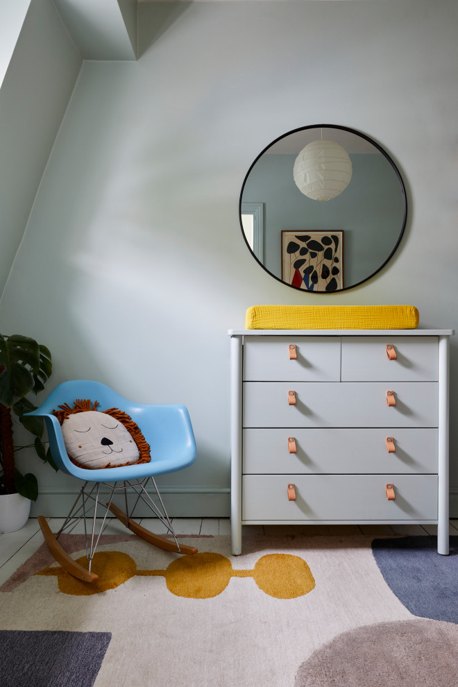Inspiration pour une petite chambre de bébé neutre minimaliste avec un mur vert, parquet peint et un sol blanc.