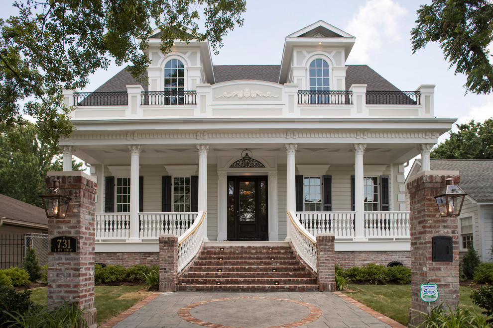 Expansive traditional two-storey grey house exterior in Houston with a shingle roof and a brown roof.