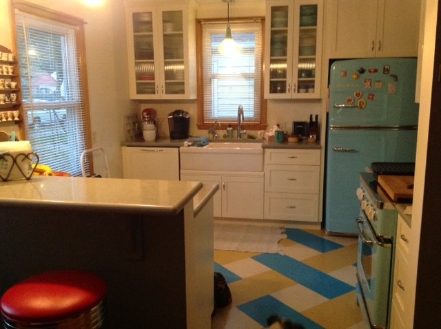 Example of a small eclectic u-shaped linoleum floor eat-in kitchen design in Minneapolis with a farmhouse sink, shaker cabinets, white cabinets, quartz countertops, white backsplash, ceramic backsplash and colored appliances