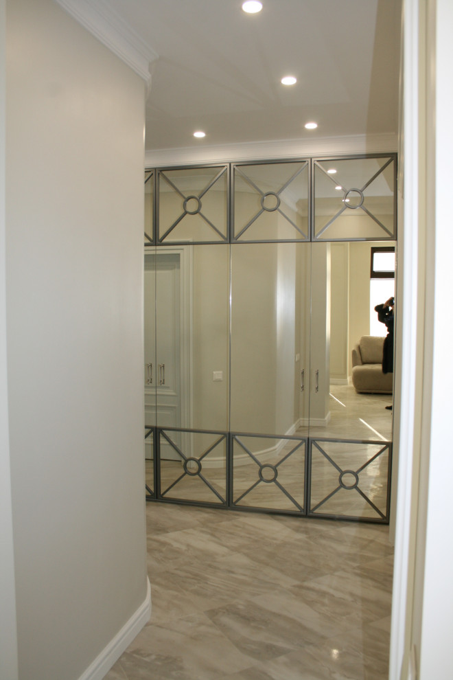 Белая неоклассика с оттенком морской волны