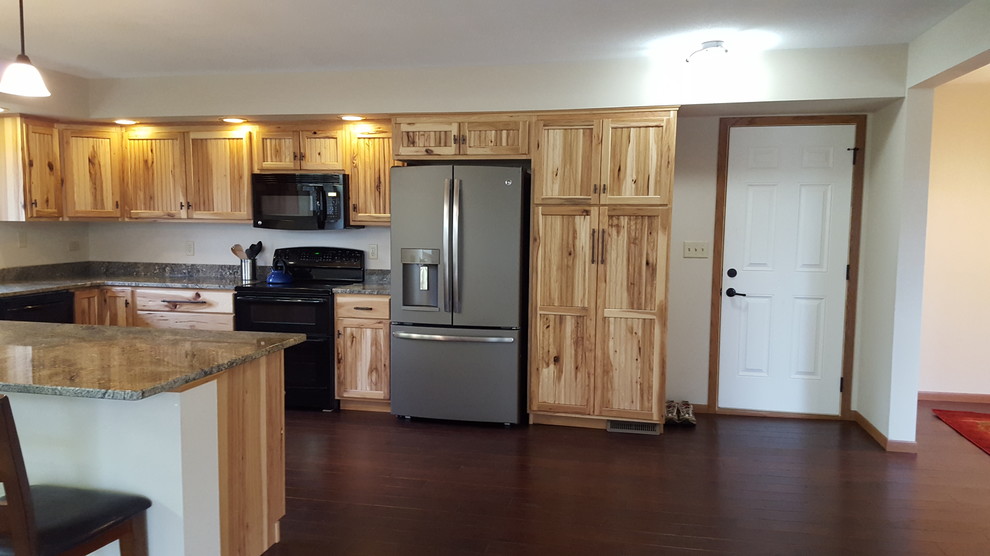 U-shaped dark wood floor eat-in kitchen photo with an undermount sink, stainless steel appliances and a peninsula