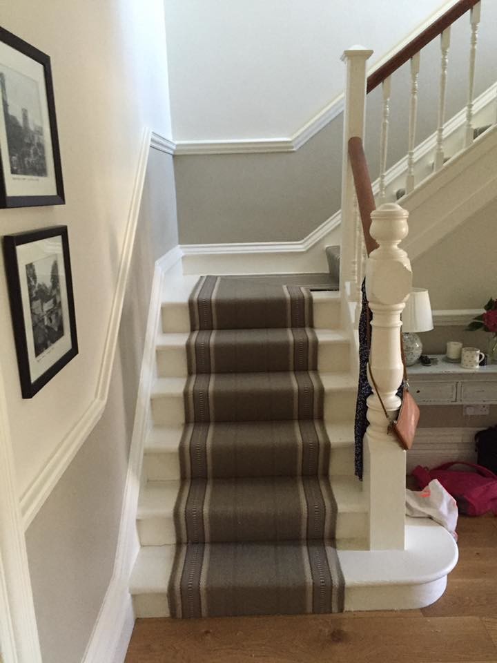 На фото: угловая лестница среднего размера в современном стиле с ступенями с ковровым покрытием и ковровыми подступенками с