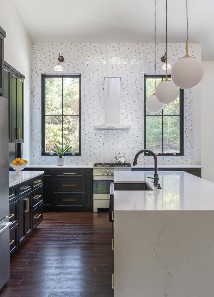 Exempel på ett mellanstort klassiskt vit vitt kök, med en rustik diskho, skåp i shakerstil, svarta skåp, bänkskiva i kvartsit, vitt stänkskydd, stänkskydd i tunnelbanekakel, rostfria vitvaror, mörkt trägolv, en köksö och brunt golv