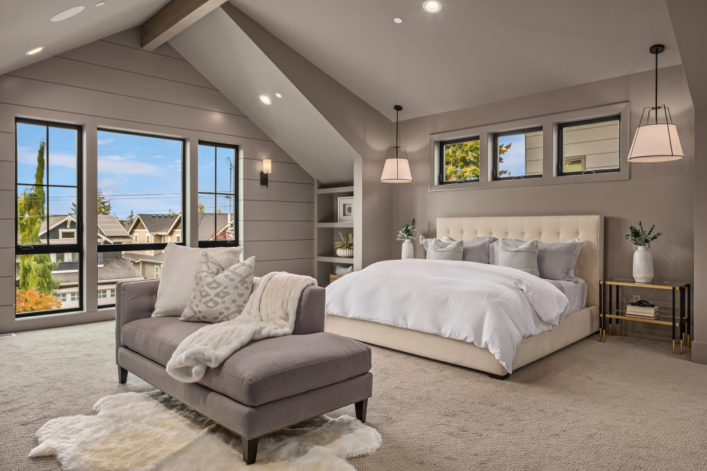 Großes Landhausstil Hauptschlafzimmer mit grauer Wandfarbe, Teppichboden, Kamin, Kaminumrandung aus Holzdielen, grauem Boden, gewölbter Decke und Holzdielenwänden in Seattle