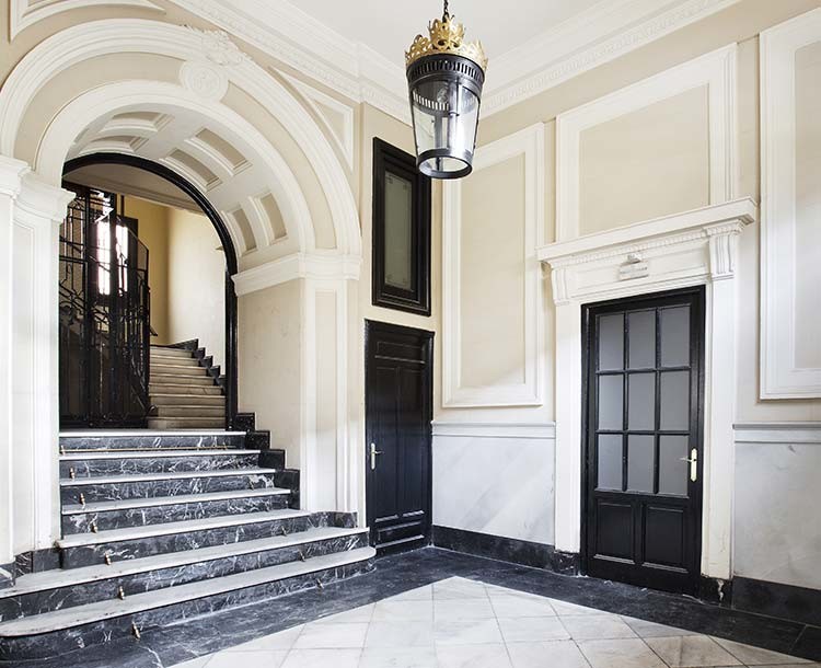 Foto de hall clásico renovado de tamaño medio con paredes blancas, suelo de mármol y suelo blanco