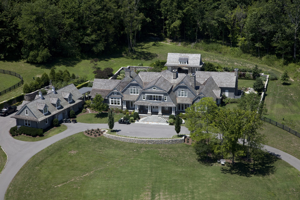 Design ideas for an expansive traditional front yard driveway in Nashville.