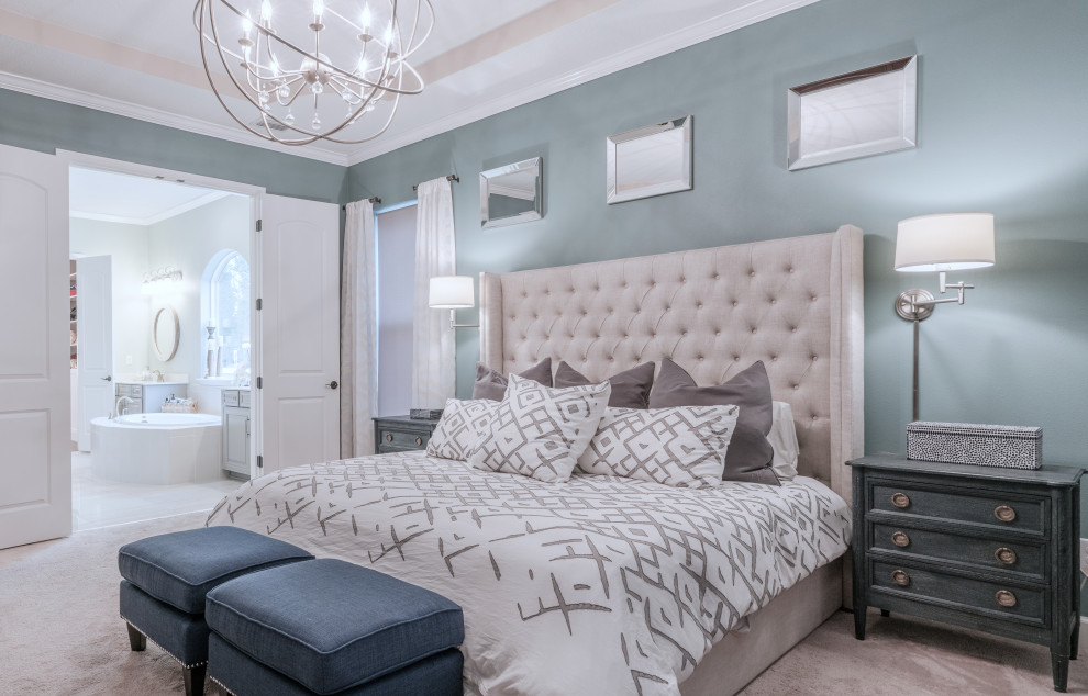 Foto de dormitorio principal tradicional renovado con paredes azules, moqueta y suelo beige