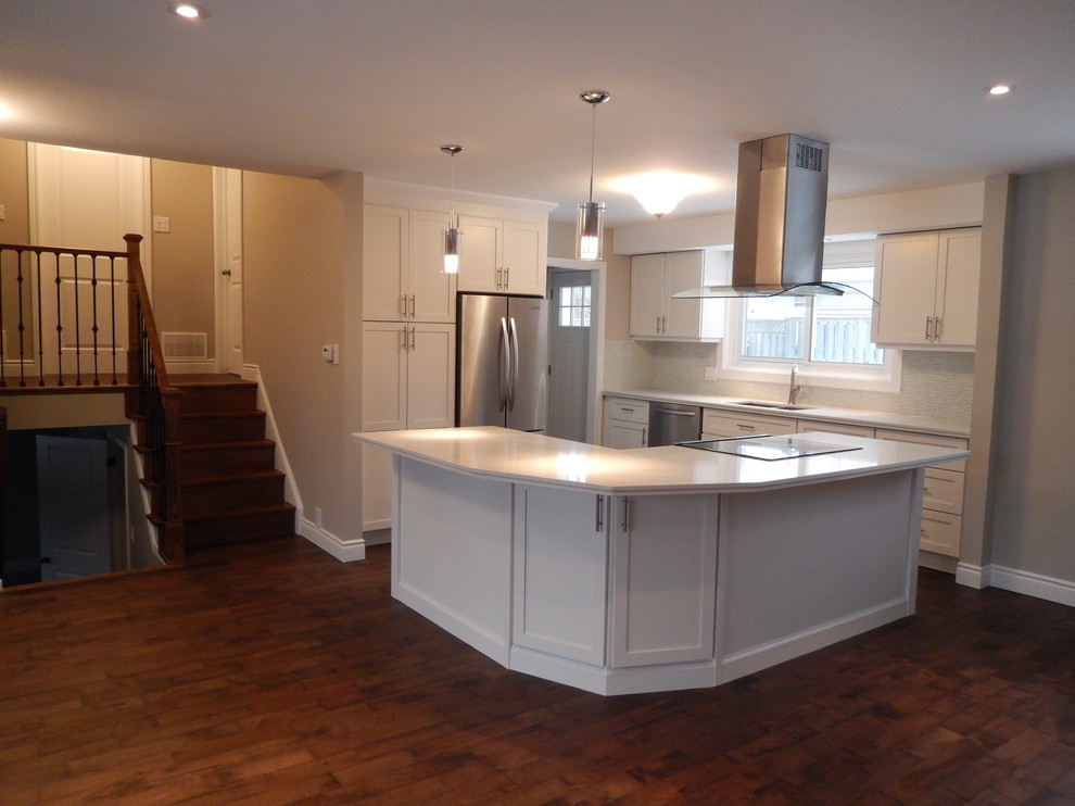 Mid-sized transitional l-shaped medium tone wood floor eat-in kitchen photo in Toronto with an undermount sink, shaker cabinets, white cabinets, quartzite countertops, stainless steel appliances and an island