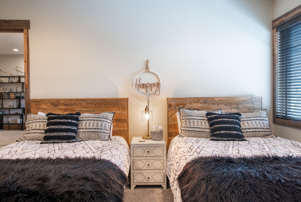 Ejemplo de habitación de invitados bohemia con paredes grises, moqueta y suelo beige