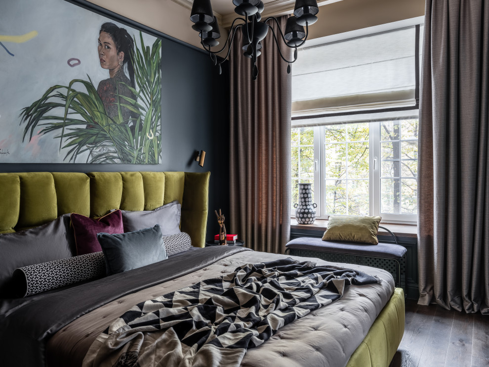 Стильный дизайн: хозяйская спальня в современном стиле с серыми стенами и коричневым полом - последний тренд