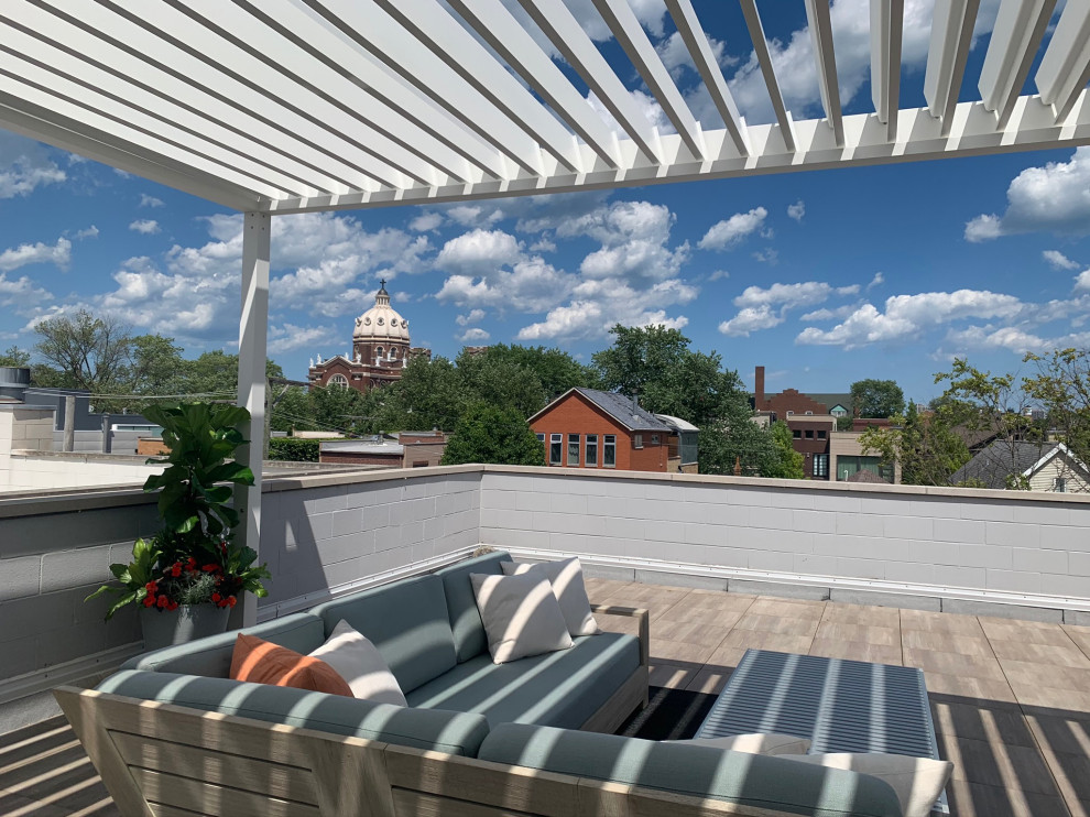 На фото: маленькая пергола на террасе на крыше, на крыше в стиле модернизм для на участке и в саду
