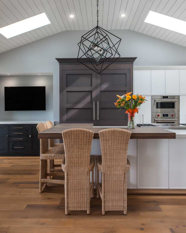 Inspiration for a transitional home design remodel in Orange County