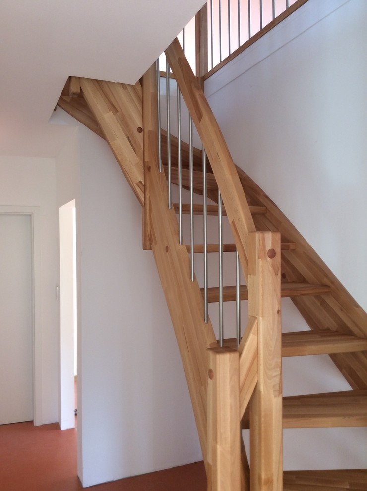 Gewendelte, Mittelgroße Moderne Treppe mit offenen Setzstufen in Leipzig