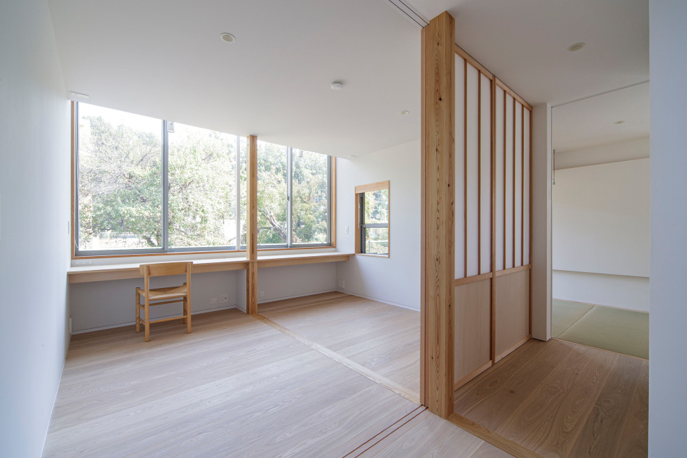 Mid-sized modern kids' study room in Tokyo Suburbs with white walls, plywood floors and beige floor for kids 4-10 years old and girls.