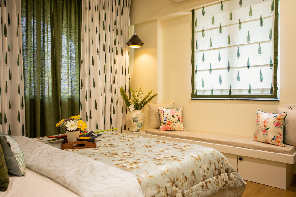На фото: гостевая спальня среднего размера, (комната для гостей) в стиле фьюжн с желтыми стенами