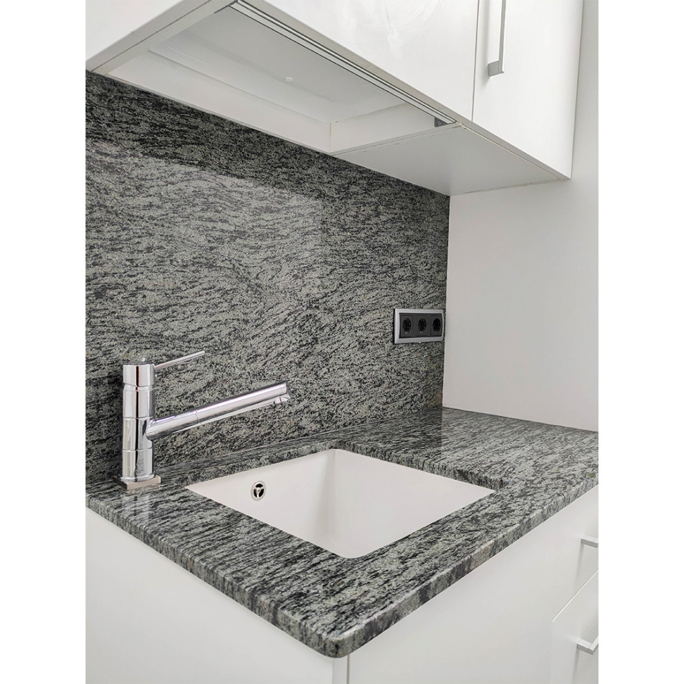 Bild på ett litet funkis grå linjärt grått kök och matrum, med en undermonterad diskho, vita skåp, marmorbänkskiva, grått stänkskydd, stänkskydd i marmor, rostfria vitvaror, ljust trägolv och grått golv
