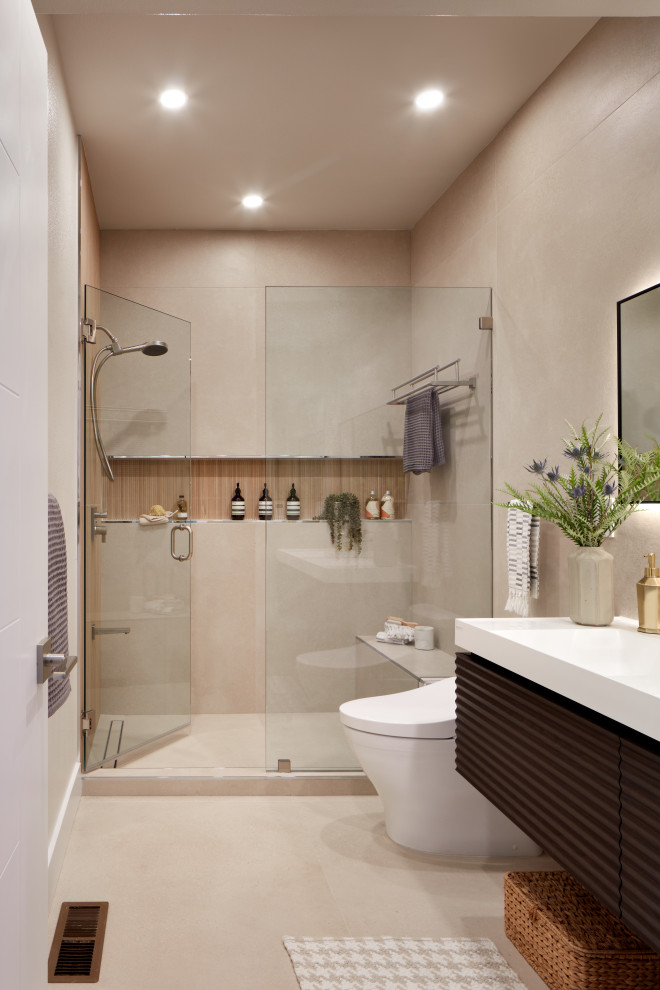 Diseño de cuarto de baño flotante minimalista con puertas de armario de madera en tonos medios, ducha empotrada, baldosas y/o azulejos beige, suelo beige, ducha con puerta con bisagras, encimeras blancas y hornacina