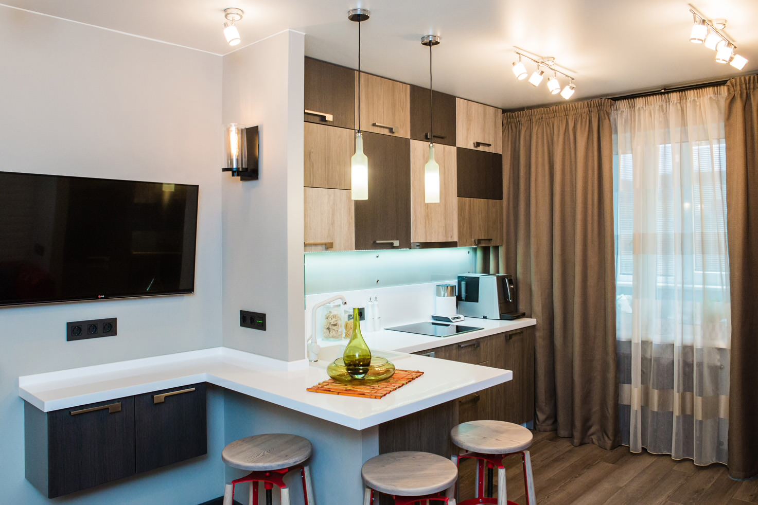 Эмма с барной стойкой