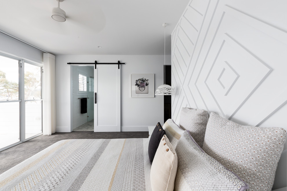 Idee per una camera matrimoniale stile marino di medie dimensioni con pareti bianche, moquette, pavimento grigio e boiserie