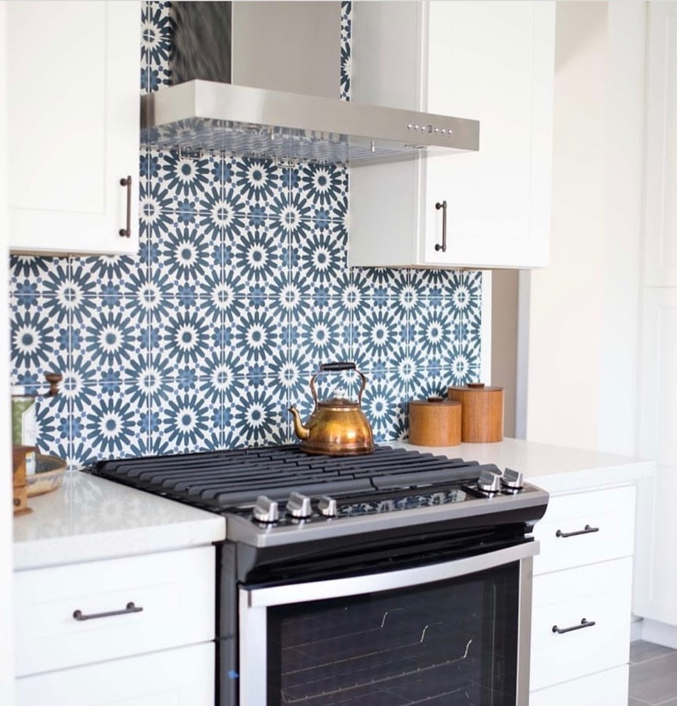 Mid-sized contemporary kitchen in Phoenix with cement tile splashback, an undermount sink, shaker cabinets, white cabinets, multi-coloured splashback, stainless steel appliances, porcelain floors and grey floor.