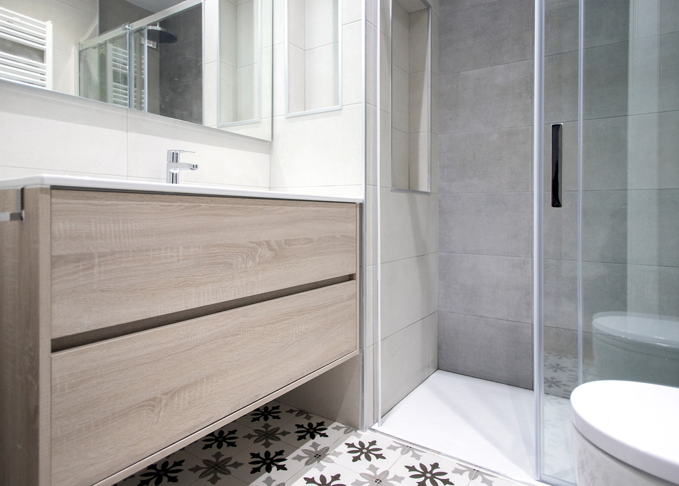 Design ideas for a mid-sized contemporary master bathroom in Barcelona with flat-panel cabinets, medium wood cabinets, a curbless shower, a one-piece toilet, beige tile, ceramic floors, beige floor, a sliding shower screen and white benchtops.
