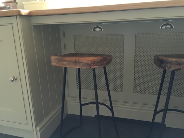 Breakfast bar with radiator cover acces panel underneath klassisk-koek