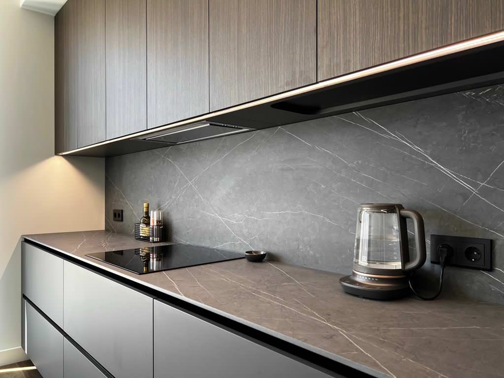 Серая кухня с винным шкафом в острове